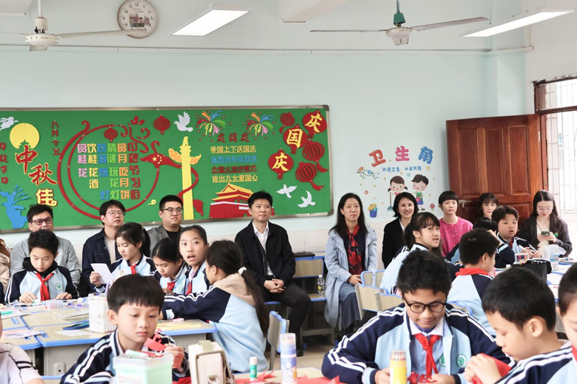 副校长张引带领教学团队来颜射
开展听课活动