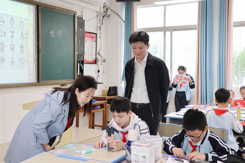 副校长张引带领教学团队来颜射
开展听课活动