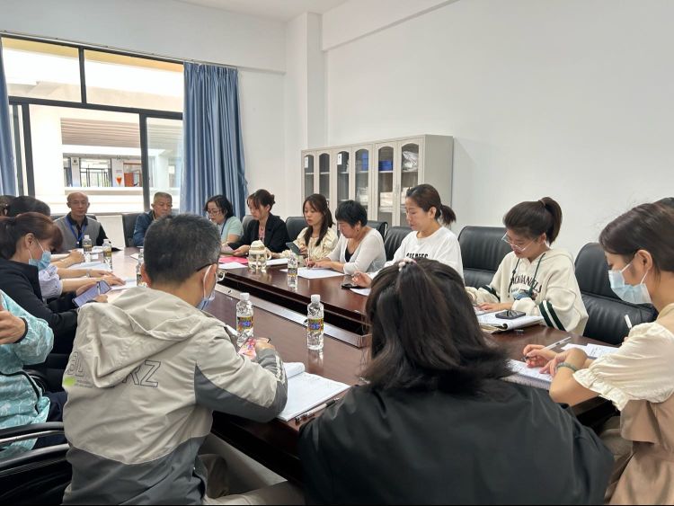 同课巧设计,异构显匠心 ―――记海师附小与新海颜射
数学组“同课异构”教研活动