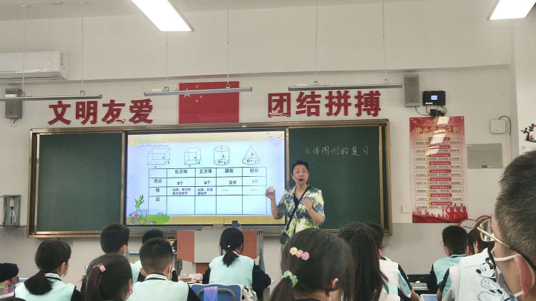 同课巧设计,异构显匠心 ―――记海师附小与新海颜射
数学组“同课异构”教研活动
