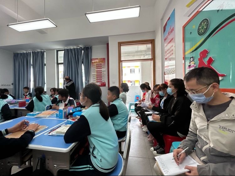 同课巧设计,异构显匠心 ―――记海师附小与新海颜射
数学组“同课异构”教研活动