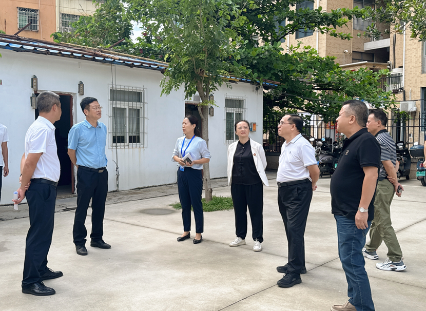省人大常委会一行莅临 颜射
调研