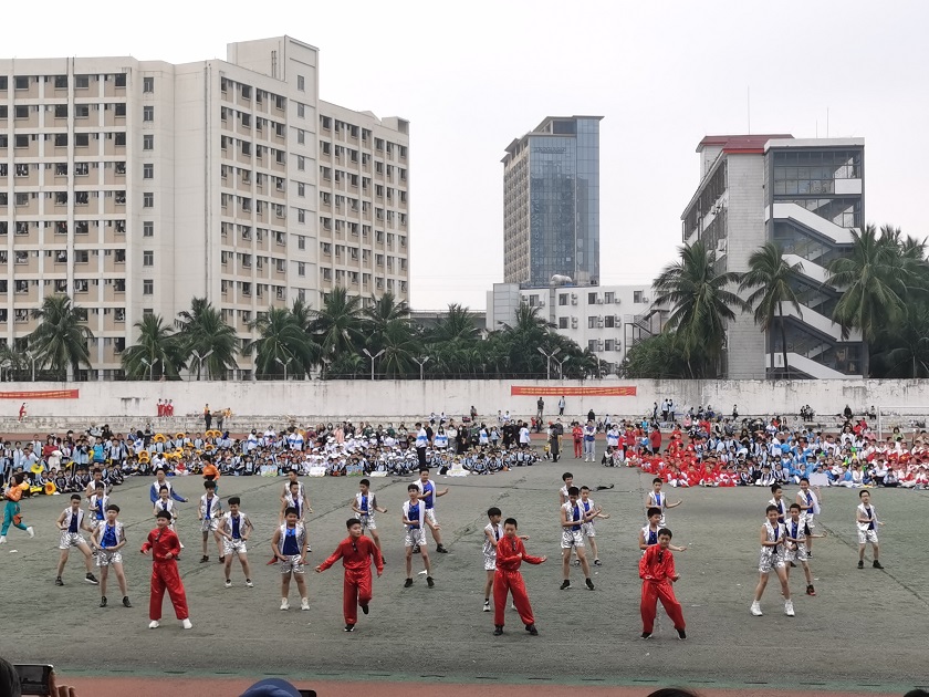 趣味运动我快乐，健体强国我能行――颜射
实验小学第二届体育艺术节