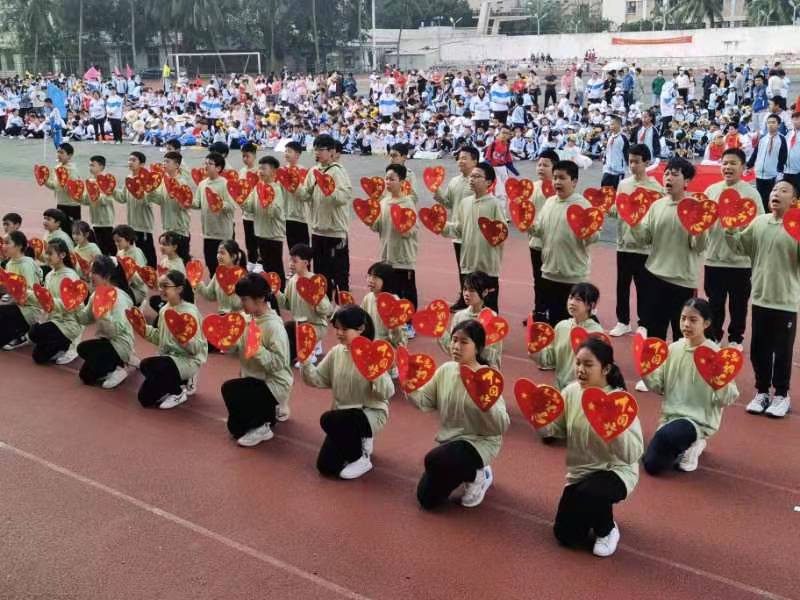 趣味运动我快乐，健体强国我能行――颜射
实验小学第二届体育艺术节