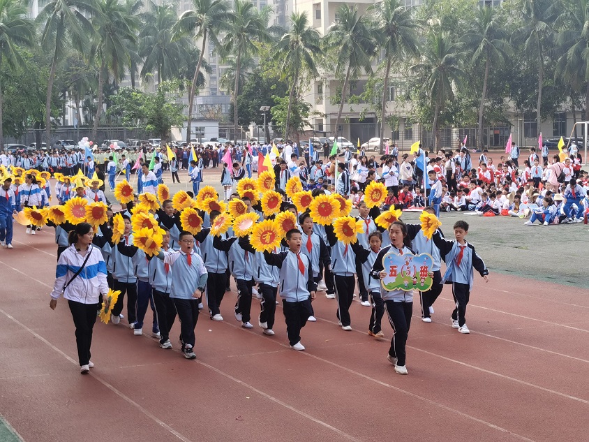 趣味运动我快乐，健体强国我能行――颜射
实验小学第二届体育艺术节