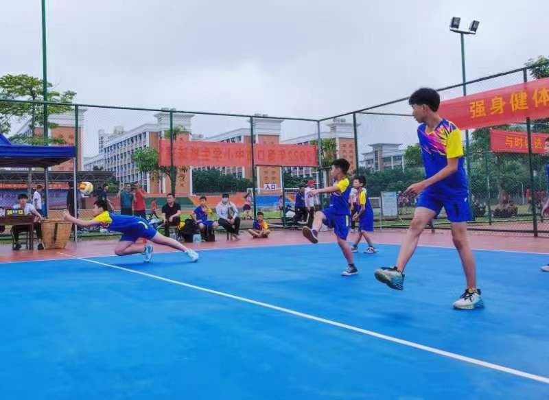 排球点燃激情,赛场挥洒青春――颜射
实验小学参加2022年海口市中小学生排球赛