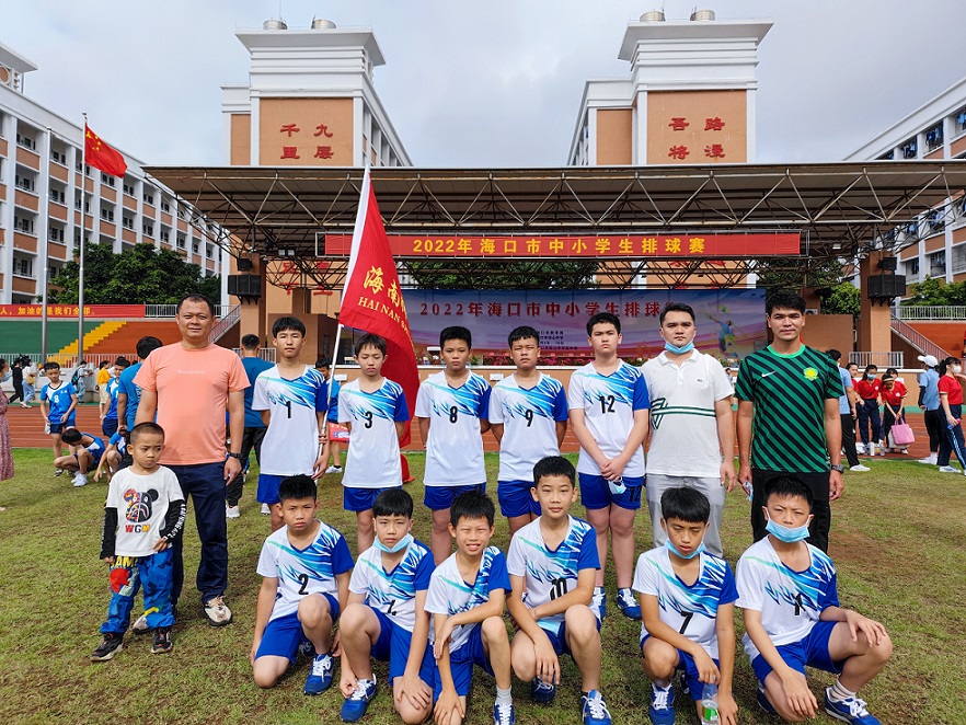 排球点燃激情,赛场挥洒青春――颜射
实验小学参加2022年海口市中小学生排球赛