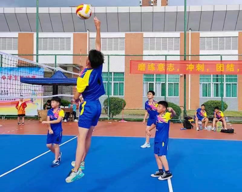 排球点燃激情,赛场挥洒青春――颜射
实验小学参加2022年海口市中小学生排球赛
