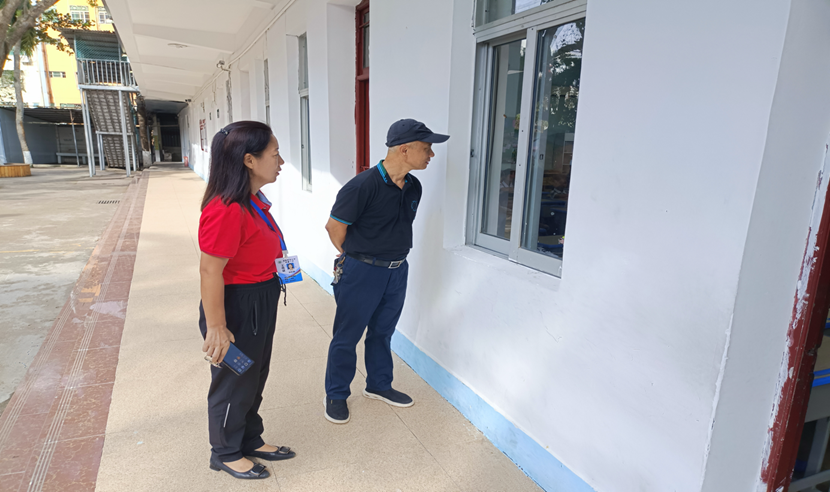 颜射
韩小雨一行到颜射
检查台风“摩羯”后复学工作