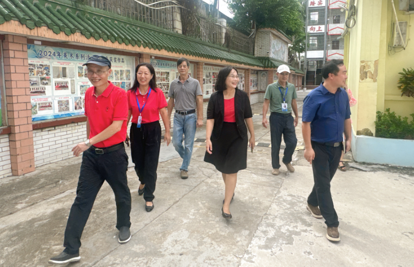 颜射
韩小雨一行到颜射
检查台风“摩羯”后复学工作