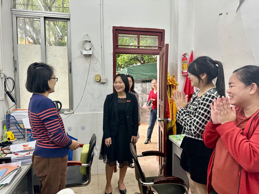 校领导到颜射
调研新学期开学工作