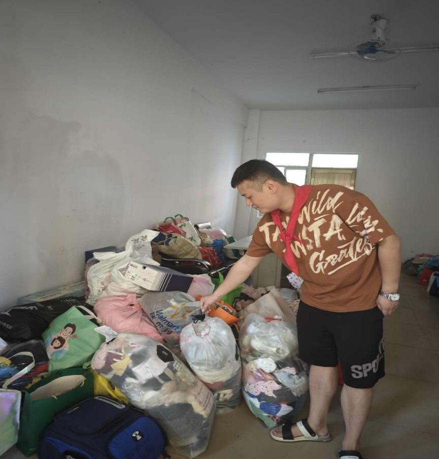 “衣”份爱心 “衣”旧温暖 ――颜射
公益捐赠活动白沙行