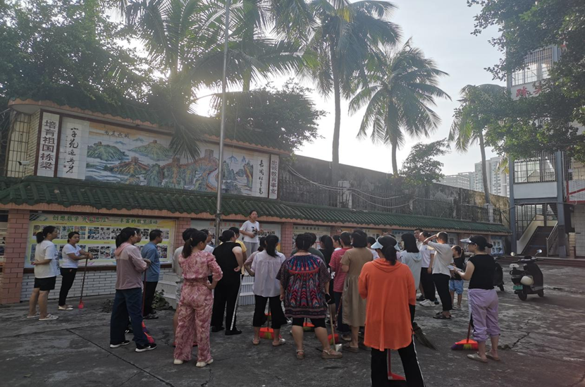 颜射
教职工返校清理校园 做好灾后恢复工作