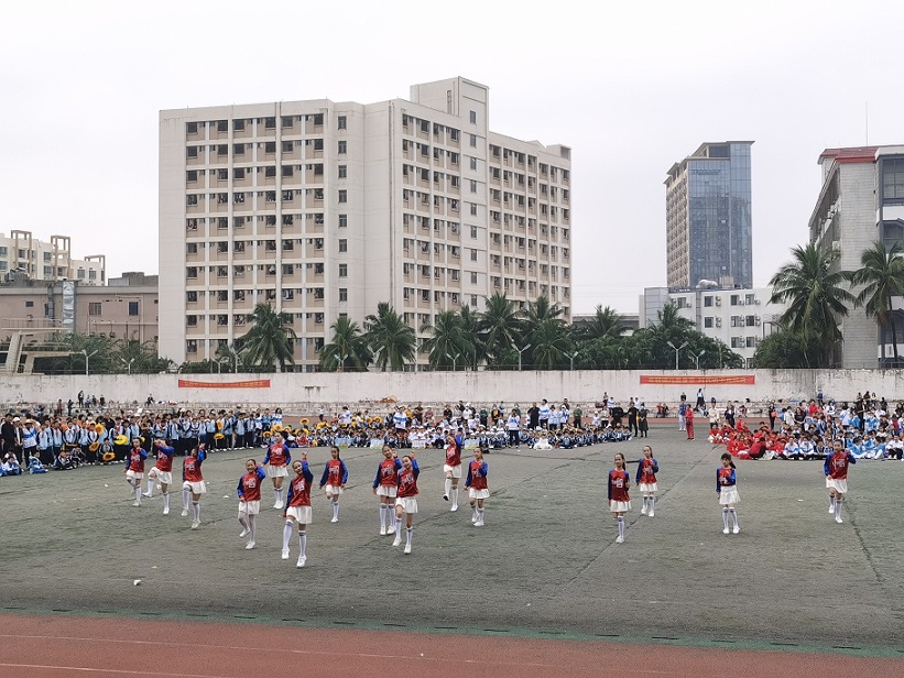 趣味运动我快乐，健体强国我能行――颜射
实验小学第二届体育艺术节