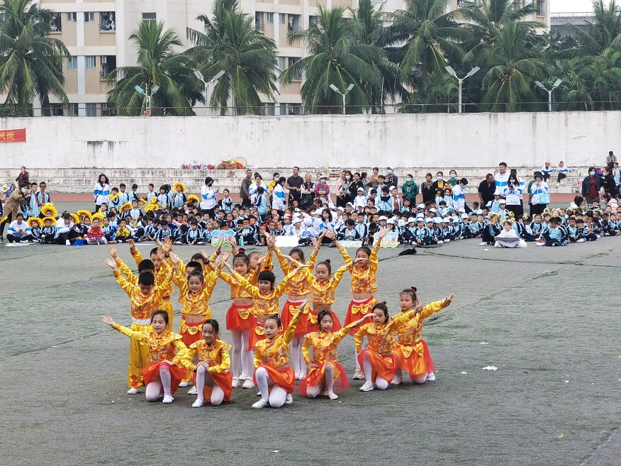 趣味运动我快乐，健体强国我能行――颜射
实验小学第二届体育艺术节