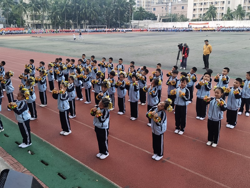 趣味运动我快乐，健体强国我能行――颜射
实验小学第二届体育艺术节