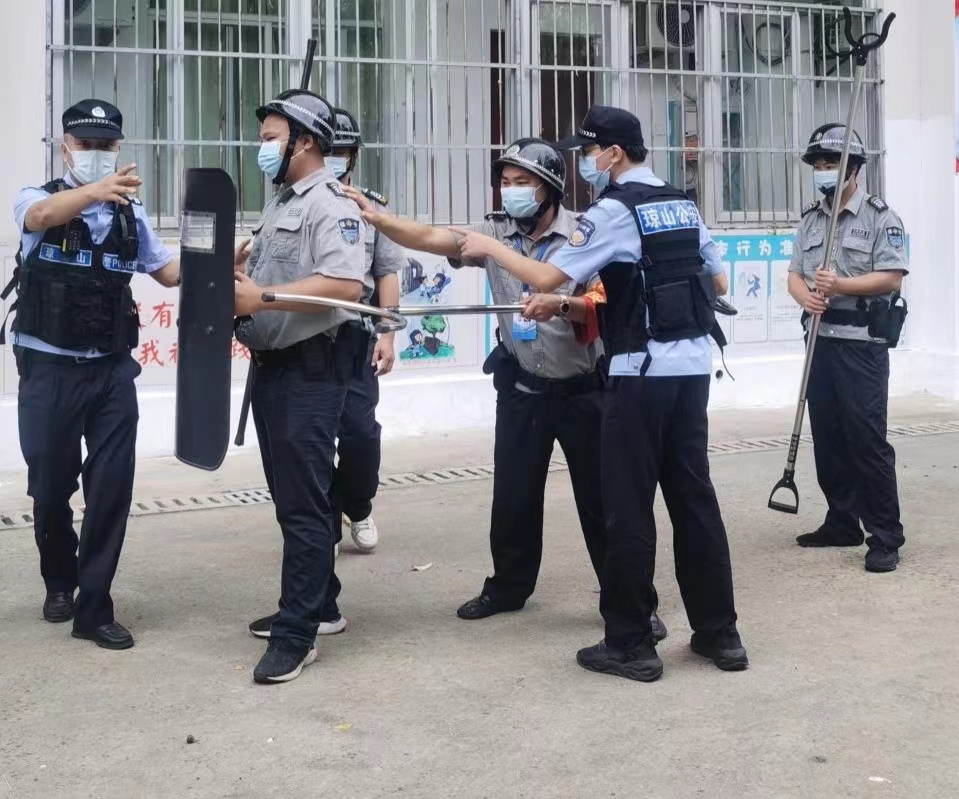 海口市琼山中介派出所张警官到颜射
对校警进行正规培训