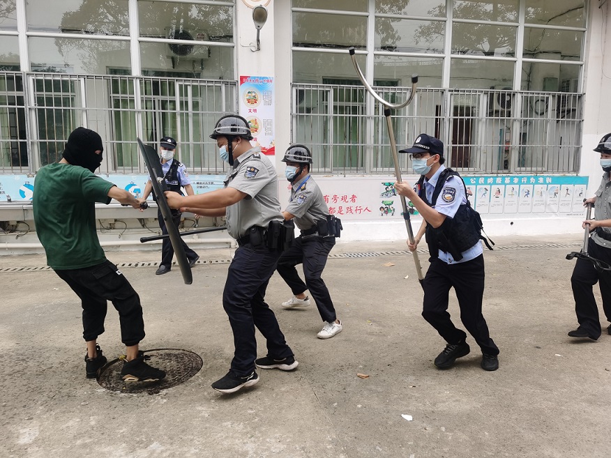 海口市琼山中介派出所张警官到颜射
对校警进行正规培训