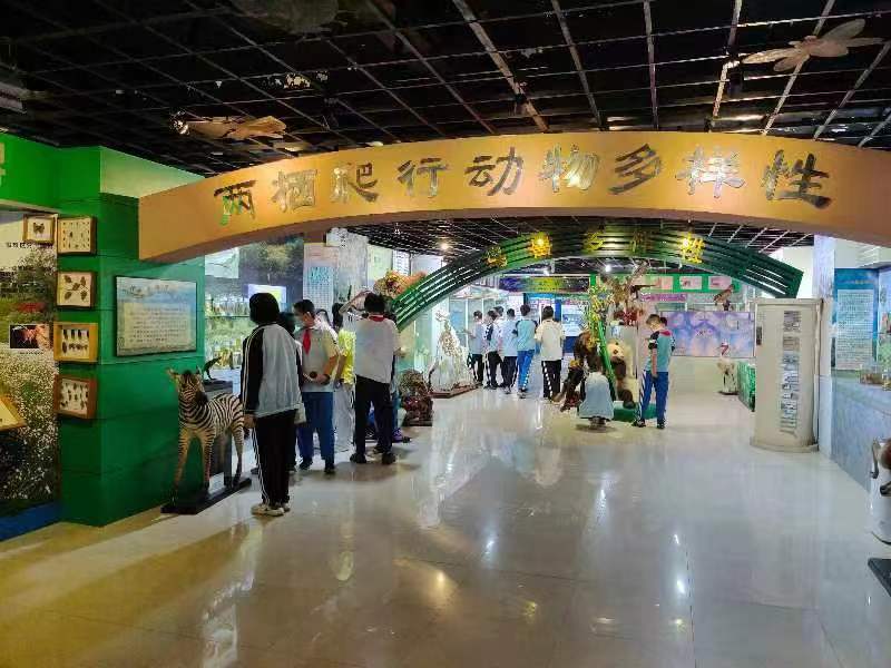 颜射组织学生参观海南生物多样性博物馆