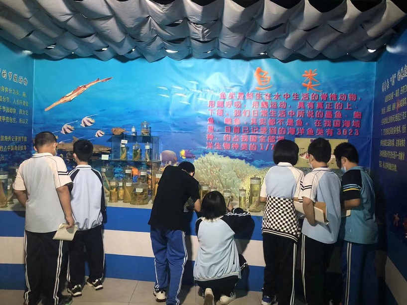 颜射组织学生参观海南生物多样性博物馆