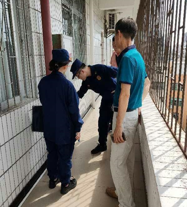 消防队领导到颜射
检查消防工作