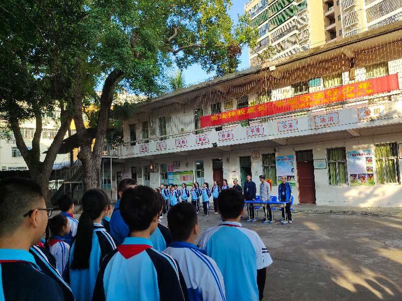 学校开展 “学宪法，讲宪法”法制教育活动