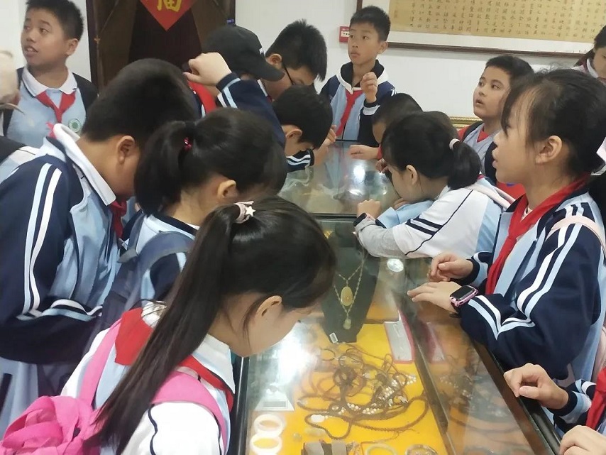 【研学旅行】贯通古今学知识，科学知识谱未来――颜射
实验小学秋季研学旅行