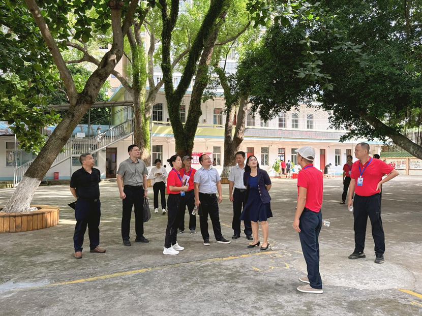 海南省教育厅许曙一行 到颜射
调研指导工作