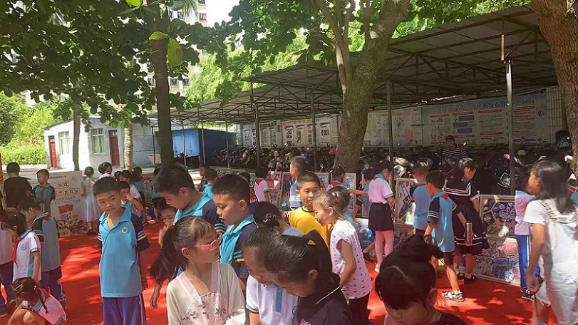 颜射
实验小学“童心向党・阳光下成长”庆六一书画展