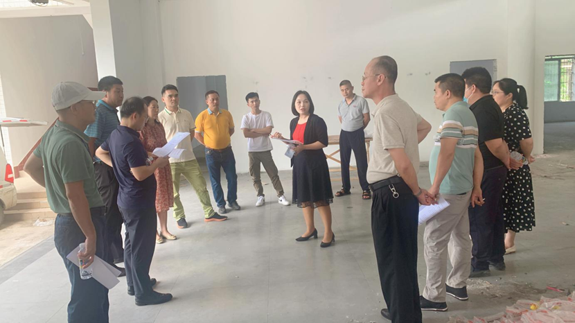 校领导到颜射
召开新学期教室准备情况现场办公会议