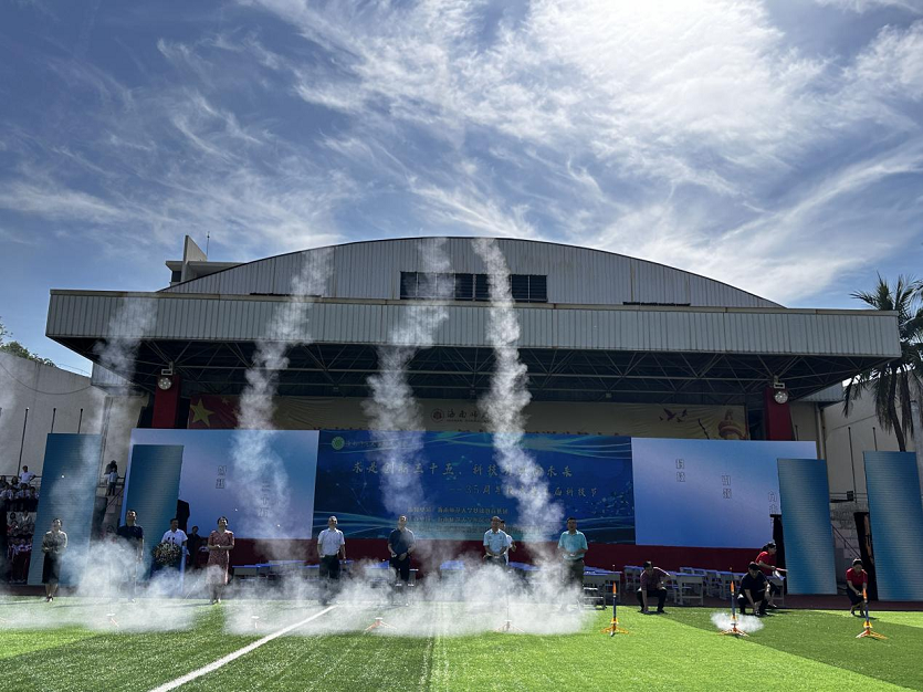 颜射
党委委员、副校长白显良出席颜射
35周年校庆暨科技节开幕式