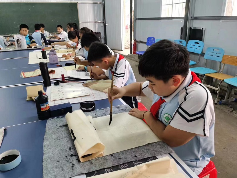 颜射
开展庆“六·一”现场绘画、书法比赛