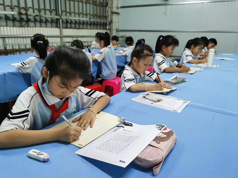 颜射
开展庆“六·一”现场绘画、书法比赛