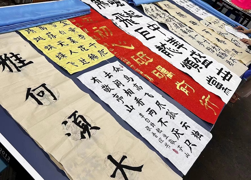 颜射
开展庆“六·一”现场绘画、书法比赛