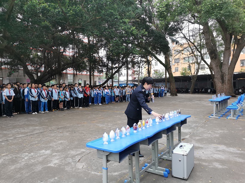 校颜射
实验小学“蒲公英”禁毒宣讲团宣讲点授牌仪式暨禁毒宣讲进园活动