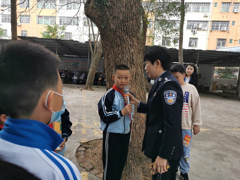 校颜射
实验小学“蒲公英”禁毒宣讲团宣讲点授牌仪式暨禁毒宣讲进园活动