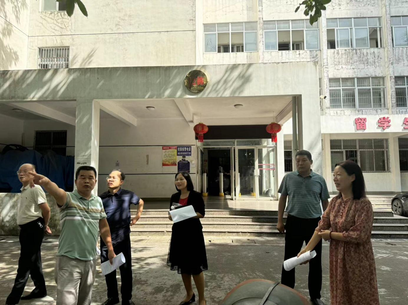 校领导到颜射
召开新学期教室准备情况现场办公会议